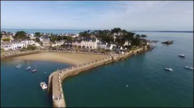 Quelle est cette petite station baln&eacute;aire, situ&eacute;e sur une presqu'&icirc;le qui s'&eacute;tire dans la baie de Lannion &agrave; la limite du Finist&egrave;re et des C&ocirc;tes-d'Armor ?