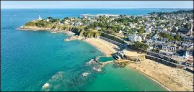 Dans quel d&eacute;partement se trouve Saint-Quay-Portrieux, petite ville de 3 200 habitants, station baln&eacute;aire et port de p&ecirc;che ?