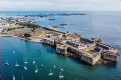 Quelle est cette petite ville de 2 500 habitants, situ&eacute;e &agrave; l'entr&eacute;e de la rade de Lorient, connue pour sa citadelle du XVIe si&egrave;cle ?
