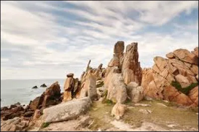Dans quel d&eacute;partement se situe la pointe du Diben, connue pour ses chaos rocheux ?