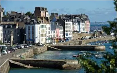 Quelle est cette ville de 14 000 habitants, port de p&ecirc;che et de plaisance, situ&eacute;e au fond de sa baie qui donne sur la mer d'Iroise ?