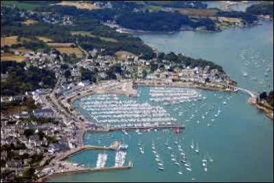 Quelle est cette petite ville du Morbihan, situ&eacute;e sur le rivage de la baie de Quiberon, connue pour son port et pour ses comp&eacute;titions de voile ?