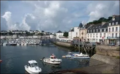 Quelle est cette petite ville de 3 700 habitants, situ&eacute;e sur la c&ocirc;te sud du cap Sizun et connue pour sa longue plage ?