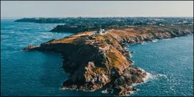 Quel est le nom de cette pointe rocheuse et sauvage de la c&ocirc;te d'&eacute;meraude, haute de 40 m&egrave;tres, qui domine &agrave; l'ouest la baie du Mont-St Michel ?