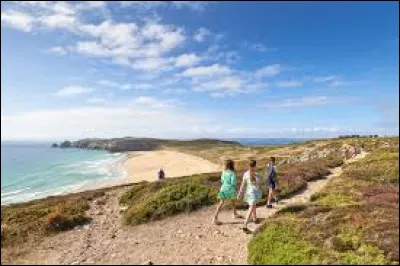 Quel est le nom de cette grande presqu'&icirc;le, situ&eacute;e &agrave; l'extr&eacute;mit&eacute; ouest du Finist&egrave;re et entour&eacute;e par la mer sur trois c&ocirc;t&eacute;s : au nord par la rade de Brest, &agrave; l'ouest par la mer d'Iroise et au sud par la baie de Douarnenez ?