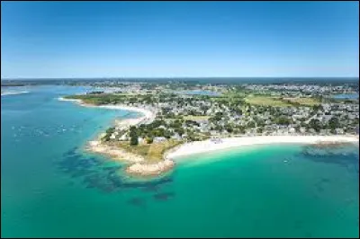 Dans quel d&eacute;partement se situe la petite ville de Carnac, connue pour ses alignements de m&eacute;galithes et pour sa plage ?
