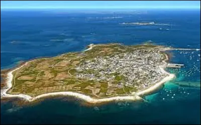Quelle est cette petite &icirc;le - habit&eacute;e - de moins de 1 km&sup2;, situ&eacute;e en mer Celtique, &agrave; 12 km &agrave; l'ouest des c&ocirc;tes ?