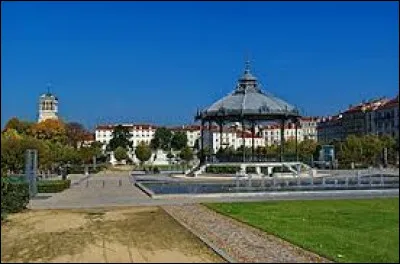 Notre balade prend fin en Auvergne-Rh&ocirc;ne-Alpes, &agrave; Valence. Pr&eacute;fecture de son d&eacute;partement, sur la rive gauche du Rh&ocirc;ne, elle se situe ...