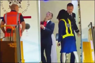 Sur cette photo, quel homme d'&Eacute;tat se fait "corriger" dans un avion pr&eacute;sidentiel ?