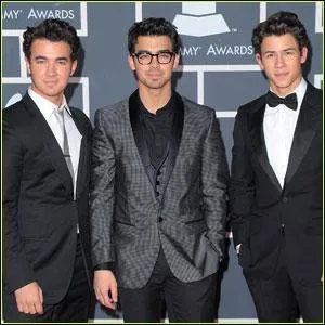 Avec lequel des 3 Jonas est-elle sorti ?