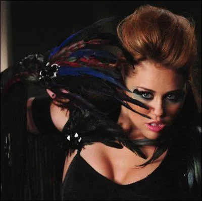 Dans quel clip est-elle dguise en oiseau ?