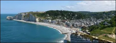 Dans quel d&eacute;partement se trouve la c&eacute;l&egrave;bre station baln&eacute;aire d'&Eacute;tretat ?