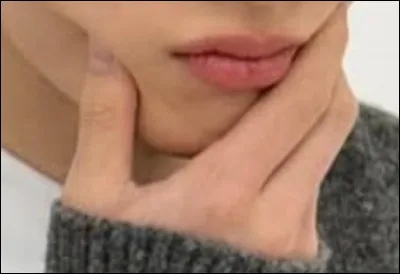 &Agrave; qui appartient ce bas de visage (et main accessoirement) ?