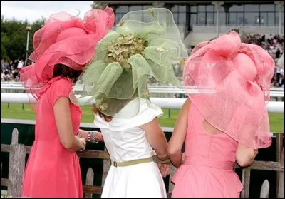 Quel course hippique est en partie connue pour son d&eacute;fil&eacute; de chapeaux uniques ?
