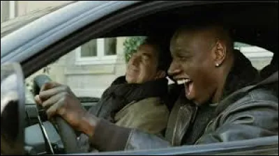 INTOUCHABLES - Quelle est la marque de la voiture conduite par "Driss" (Omar Sy) au d&eacute;but du film ?