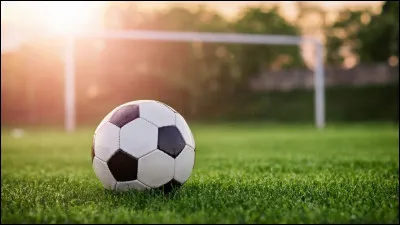 Combien de joueurs y a-t-il sur le terrain pour une &eacute;quipe de football au coup d&rsquo;envoi ?