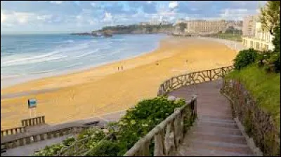 La ville de Biarritz est situ&eacute;e au bord de ...
