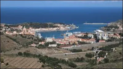 La petite ville de Port-Vendres est situ&eacute;e au bord de ...