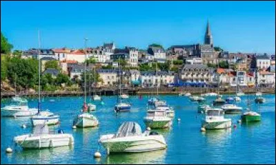 La petite ville de Pornic est situ&eacute;e au bord de ...