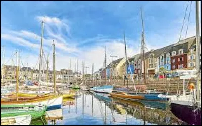 La petite ville de Paimpol est situ&eacute;e au bord de ...