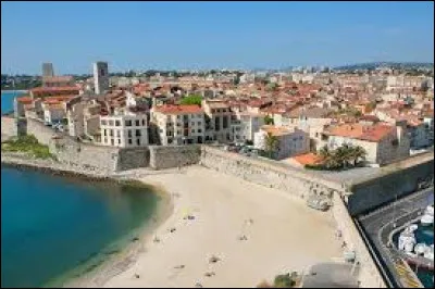 La ville d'Antibes est situ&eacute;e au bord de ...