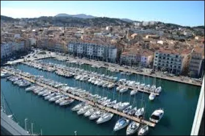 La Seyne-sur-Mer est situ&eacute;e au bord de ...