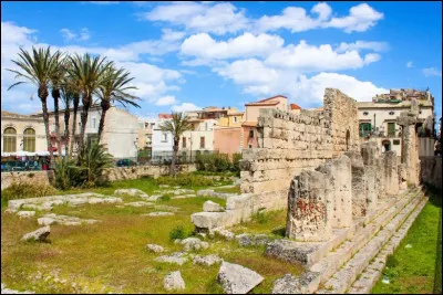 Quelle est cette ville sicilienne renomm&eacute;e pour sa riche histoire gr&eacute;co-romaine, ses amphith&eacute;&acirc;tres et son patrimoine antique ?