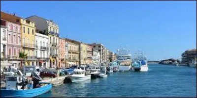 La ville de S&egrave;te est bord&eacute;e par ...
