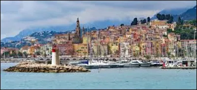 La ville de Menton est bord&eacute;e par ...
