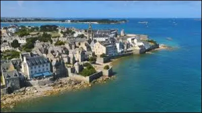 Roscoff est une petite ville bord&eacute;e par ...