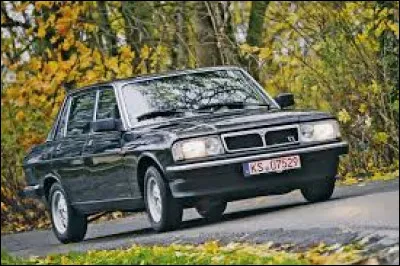 Avis &agrave; tous mes amis trypophobes ! Vous risquez de ne pas appr&eacute;cier l'int&eacute;rieur de cette berline, comparable &agrave; un gruy&egrave;re au raffinement italien. Passons ce d&eacute;tail, je vous prie. Saurez-vous me nommer ce mod&egrave;le ?