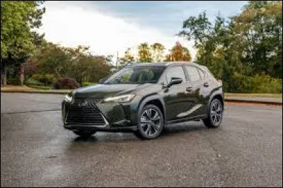 Attendez un peu ! Qu'ou&iuml;s-je ? Quel constructeur a donn&eacute; &agrave; son SUV un nom qui r&eacute;sonne presque comme sa propre marque ? Ferrari ? Vous avez raison, mais pour ce mod&egrave;le, ce n'est pas le cheval cabr&eacute; qui orne la calandre. Quel est le nom de ce SUV ?
