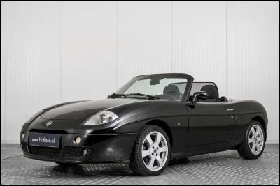 Face &agrave; une rivale qui a su remettre au go&ucirc;t du jour les petits cabriolets, cette italienne mise sur la r&eacute;putation de son constructeur pour tenter de d&eacute;tr&ocirc;ner la Mazda MX-5. Quelle est cette voiture