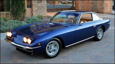 Face &agrave; une concurrence interne de mod&egrave;les excentriques, cette voiture au dessin plus conventionnel se faisait discr&egrave;te aux yeux de tous. Mais face &agrave; la future ic&ocirc;ne que deviendra la Miura, le mod&egrave;le en illustration a d&ucirc; s'incliner. Quel nom porte cette voiture ?