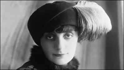 Qui est cette &eacute;crivaine fran&ccedil;aise, auteure du po&egrave;me ''Chaleur'' ?