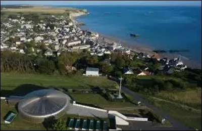 Arromanches se situe sur les bords de ...
