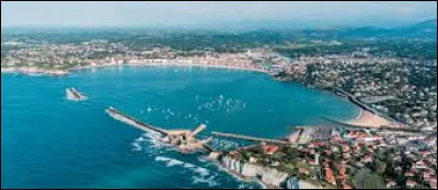 La ville de Saint-Jean-de-Luz se situe sur les bords de ...