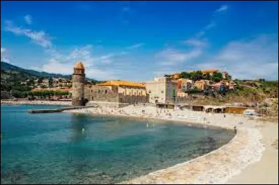 Collioure est une petite ville bord&eacute;e par ...