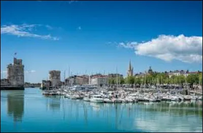 La Rochelle est une ville bord&eacute;e par ...