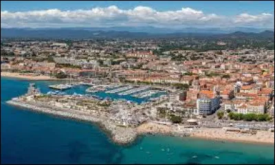La ville de Saint-Rapha&euml;l est bord&eacute;e par ...
