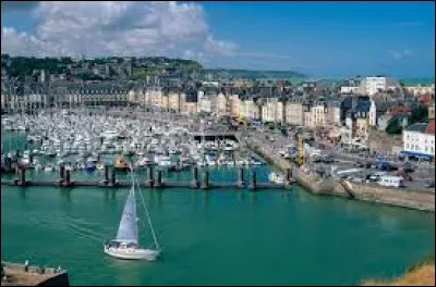 La ville de Dieppe est bord&eacute;e par ...