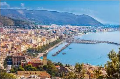La ville italienne de Salerne se situe sur les rives de la mer ...
