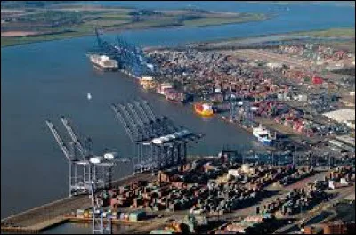 Le port anglais de Felixstowe se situe sur la ...