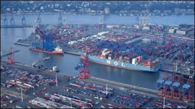 La ville allemande du Hambourg est un port tr&egrave;s important sur la ...
