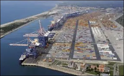 Le port italien de Gioia Tauro se situe sur la mer ...