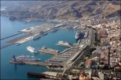 La ville espagnole d'Almeria est un port sur ...