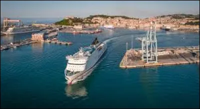 La ville italienne d'Anc&ocirc;ne se trouve sur la mer ...