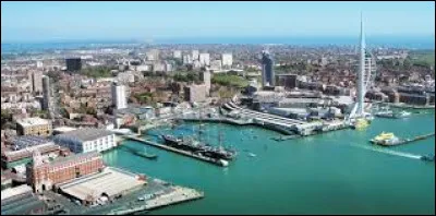 La ville anglaise de Portsmouth est un port de la ...