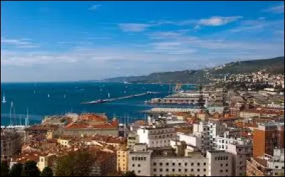 La ville italienne de Trieste est situ&eacute;e sur les rives de la mer ...