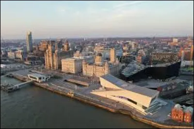 La ville anglaise de Liverpool est bord&eacute;e par la ...
